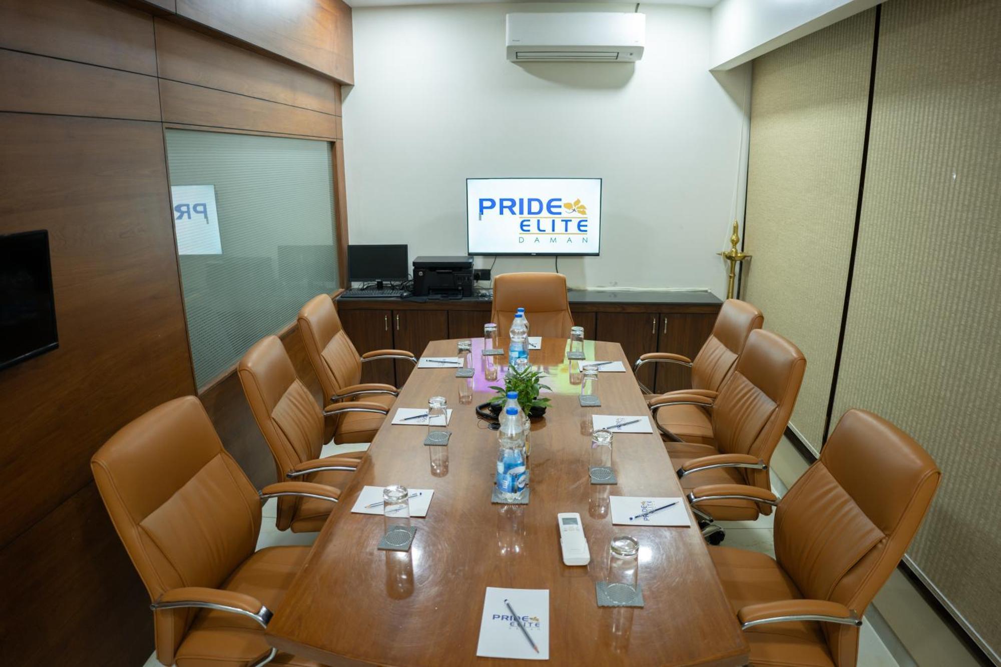 Pride Elite, Daman Hotel Exterior foto