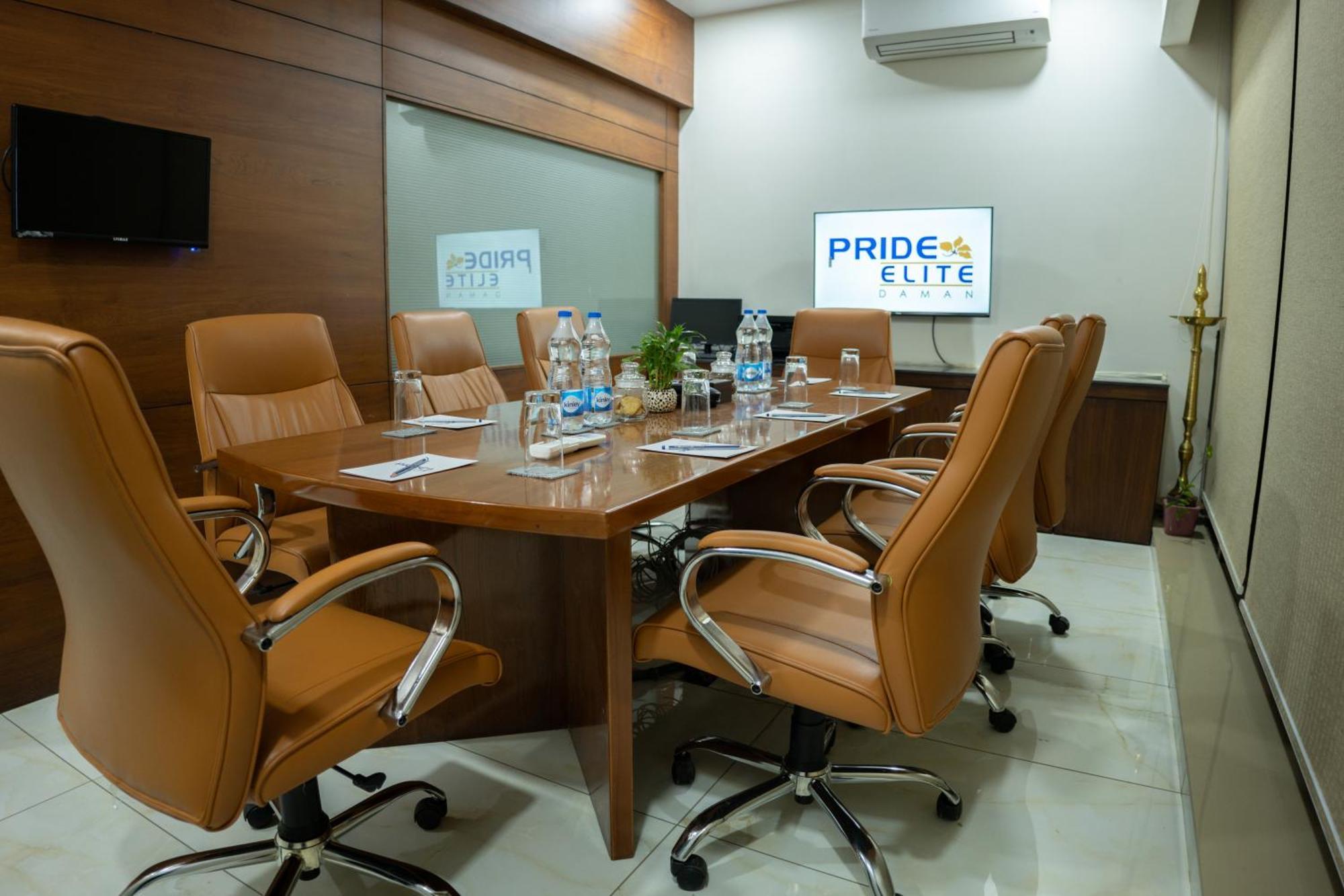 Pride Elite, Daman Hotel Exterior foto